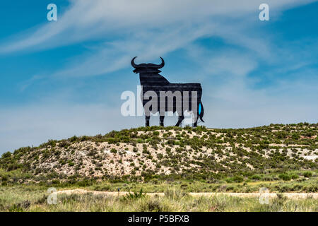 Le célèbre taureau Osborne ou Toro de Osborne billboard publicité quelque part en Aragon, Espagne Banque D'Images