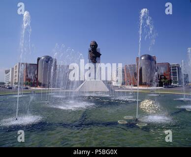 PARQUE DE LAS NACIONES:FUENTES Y MONUMENTO A DON JUAN III. Auteur : ESTERAS E / ESTEBAN L. Emplacement : IFEMA-PARQUE JUAN CARLOS I, MADRID, ESPAGNE. Banque D'Images