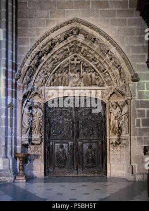 PORTADA GOTICA DE ENTRADA AL CLAUSTRO - SIGLO XIII - PUERTAS ATRIBUIDAS UN GIL DE SILOÉ. Auteur : Maestro Enrique (d. 1277). Emplacement : CATEDRAL-intérieur, Burgos, Espagne. Banque D'Images