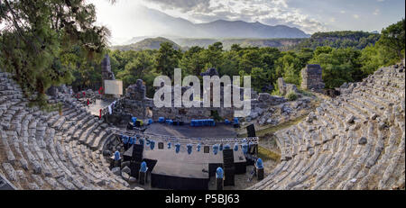 Phaselis, Turquie - Amphithéâtre dans une ancienne ville grecque et romaine sur la côte de Lycie, vue sur le mont Tahtali Banque D'Images