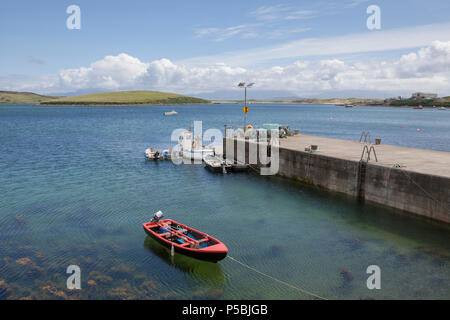 Le port près de Château Kildamhnait sur Achill Island dans le comté de Mayo, Irlande Banque D'Images