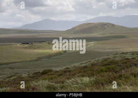 Vue sur la chaîne de montagnes Nephin Beg à partir de la mise en boucle à pied au centre d'accueil à Ballycroy Parc National dans le comté de Mayo, Irlande Banque D'Images