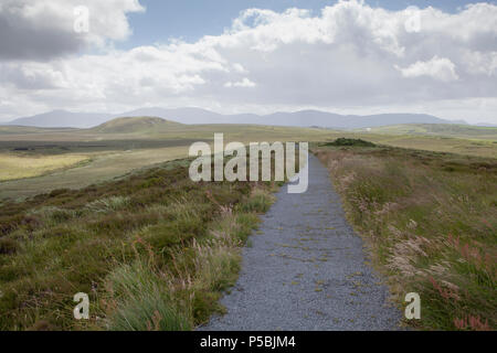 Vue sur la chaîne de montagnes Nephin Beg à partir de la mise en boucle à pied au centre d'accueil à Ballycroy Parc National dans le comté de Mayo, Irlande Banque D'Images