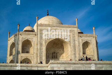 Le Taj Mahal est un mausolée en marbre blanc ivoire sur la rive sud de la rivière Yamuna. Elle a été commandée en 1632 par l'empereur moghol, Shah Jahan Banque D'Images