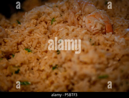 Riz frit aux crevettes dans un wok Banque D'Images