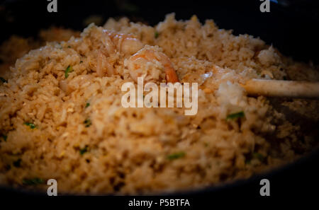 Riz frit aux crevettes dans un wok Banque D'Images