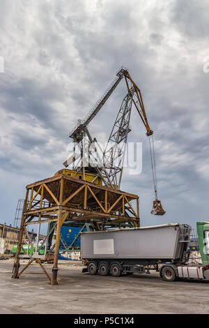 Chargement de camion avec du blé ou du maïs en provenance d'un navire avec une énorme grue. Le chargement des navires. Varna, Bulgarie Banque D'Images