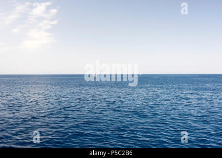 Vue d'un horizon à l'seascape avec deux yachts en mer Egée Banque D'Images