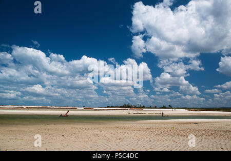 Deux pêcheurs sont de retour après la fin de la prise du jour sur un lagon d'eau de l'Océan Indien à Dar es Salaam, Tanzanie, avec un arrière-plan pittoresque Banque D'Images