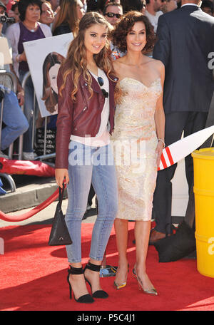 "Teri Hatcher, Emerson Tenney arrivant à l'avions Premiere au El Capitan Theatre de Los Angeles.Teri Hatcher, Emerson Tenney 169 ------------- Red Carpet Event, Vertical, USA, Cinéma, Célébrités, photographie, Bestof, Arts, Culture et divertissement, Célébrités Topix fashion / Vertical, Best of, événement dans la vie d'Hollywood, Californie - Tapis rouge et en backstage, USA, Cinéma, Célébrités, cinéma, télévision, Célébrités célébrités musique, photographie, Arts et culture, Bestof, divertissement, Topix, verticale de la famille de l'année 2013, enquête tsuni@Gamma-USA.com , Banque D'Images