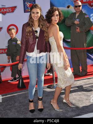 Teri Hatcher, Emerson Tenney arrivant à l'avions Premiere au El Capitan Theatre de Los Angeles.Teri Hatcher, Emerson Tenney 170 ------------- Red Carpet Event, Vertical, USA, Cinéma, Célébrités, photographie, Bestof, Arts, Culture et divertissement, Célébrités Topix fashion / Vertical, Best of, événement dans la vie d'Hollywood, Californie - Tapis rouge et en backstage, USA, Cinéma, Célébrités, cinéma, télévision, Célébrités célébrités musique, photographie, Arts et culture, Bestof, divertissement, Topix, verticale de la famille de l'année 2013, enquête tsuni@Gamma-USA.com , Banque D'Images