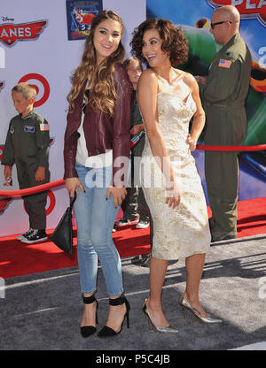 Teri Hatcher, Emerson Tenney arrivant à l'avions Premiere au El Capitan Theatre de Los Angeles.Teri Hatcher, Emerson Tenney 171 ------------- Red Carpet Event, Vertical, USA, Cinéma, Célébrités, photographie, Bestof, Arts, Culture et divertissement, Célébrités Topix fashion / Vertical, Best of, événement dans la vie d'Hollywood, Californie - Tapis rouge et en backstage, USA, Cinéma, Célébrités, cinéma, télévision, Célébrités célébrités musique, photographie, Arts et culture, Bestof, divertissement, Topix, verticale de la famille de l'année 2013, enquête tsuni@Gamma-USA.com , Banque D'Images