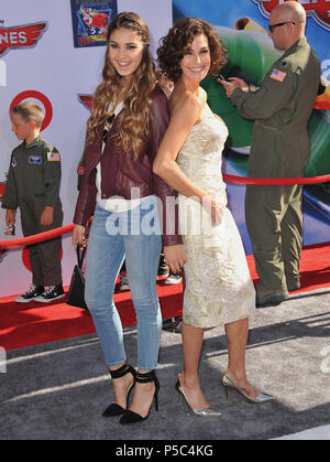 Teri Hatcher, Emerson Tenney arrivant à l'avions Premiere au El Capitan Theatre de Los Angeles.Teri Hatcher, Emerson Tenney 173 ------------- Red Carpet Event, Vertical, USA, Cinéma, Célébrités, photographie, Bestof, Arts, Culture et divertissement, Célébrités Topix fashion / Vertical, Best of, événement dans la vie d'Hollywood, Californie - Tapis rouge et en backstage, USA, Cinéma, Célébrités, cinéma, télévision, Célébrités célébrités musique, photographie, Arts et culture, Bestof, divertissement, Topix, verticale de la famille de l'année 2013, enquête tsuni@Gamma-USA.com , Banque D'Images