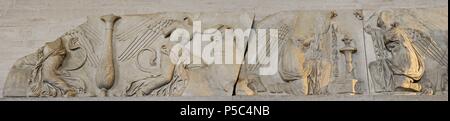 La victoire de l'art roman déesses décorer candélabres et le sacrifice des taureaux. Une partie de la frise de l'édifice central du Forum de Trajan à Rome, achevée en 112 AD. Glyptothèque. Munich. L'Allemagne. Banque D'Images