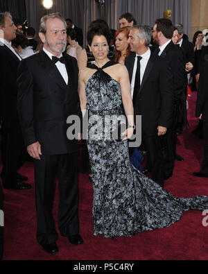 Tommy Lee Jones et femme 159 arrivant à la 85e Academy Awards 2013 - Oscars - au Dolby Theatre de Los Angeles.Tommy Lee Jones et femme 159 ------------- Red Carpet Event, Vertical, USA, Cinéma, Célébrités, photographie, Bestof, Arts, Culture et divertissement, Célébrités Topix fashion / Vertical, Best of, événement dans la vie d'Hollywood, Californie - Tapis rouge et en backstage, USA, Cinéma, Célébrités, cinéma, télévision, Célébrités célébrités musique, photographie, Arts et culture, Bestof, divertissement, Topix, verticale de la famille de l'année , 2013, enquête tsuni@Ga Banque D'Images