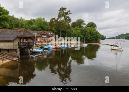 Un hangar à bateaux et un café au Lac Rudyard dans Staffordshire sur un jour Juin terne Banque D'Images