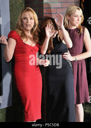 Zoey Deutch, soeur Madelyn et maman lea Thompson au belles créatures Première au Chinese Theatre de Los Angeles.Zoey Deutch, soeur Madelyn et maman  141 Lea Thompson ------------- Red Carpet Event, Vertical, USA, Cinéma, Célébrités, photographie, Bestof, Arts, Culture et divertissement, Célébrités Topix fashion / Vertical, Best of, événement dans la vie d'Hollywood, Californie - Tapis rouge et en backstage, USA, Cinéma, Célébrités, cinéma, télévision, Célébrités célébrités musique, photographie, Arts et culture, Bestof, divertissement, Topix, verticale de la famille du Banque D'Images