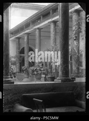 Établissement thermal : [English] . English : Galerie d'un établissement thermal, Luchon []. Vers 1880. Vue d'ensemble de la galerie. Au premier plan un divan, une chaise longue, colonnes ; au deuxième plantes en pots ; en arrière plan galerie et entrée d'un bâtiment. . Vers 1880. N/A 532 Établissement thermal - 51FI145 - Fonds Trutat Banque D'Images