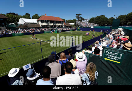 Fans de regarder le match entre l'action de l'Estonie Kaia Kanepi (à gauche) et de la Lettonie est Jelena Ostapenko (à droite) au cours de la deuxième journée de la nature internationale de la vallée du Devonshire Park, à Eastbourne. Banque D'Images