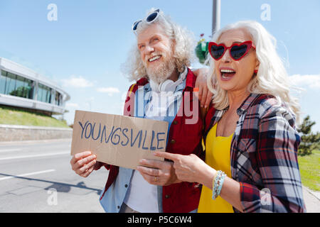 Couple de personnes âgées joyeuse à un tour Banque D'Images