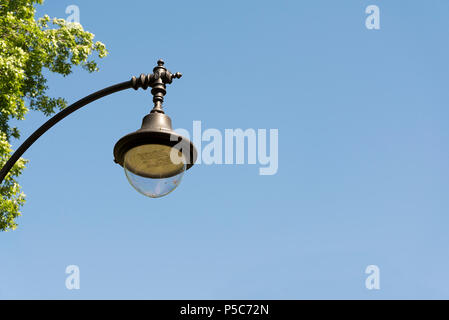 Lampadaire sur un fond de ciel bleu avec les lampes LED. Banque D'Images