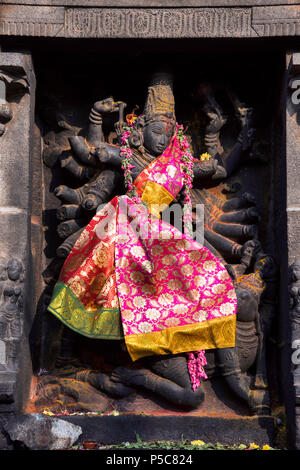 Durga dans le sanctuaire de Shivakamasundari, dans sa forme de Mahishasuramardini tuant le démon de buffle sous son pied, temple de Nataraja Chidambaram, Tamil Nadu Banque D'Images