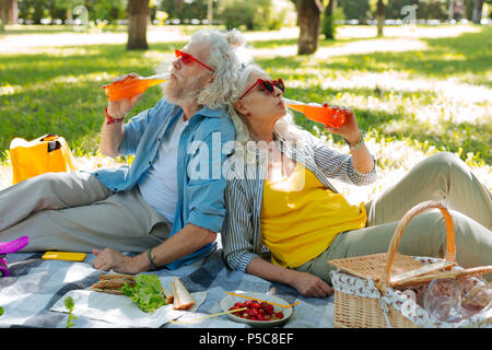 Beau couple heureux de jouir de leurs boissons Banque D'Images