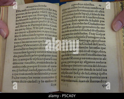 N/A. Anglais : Le Discurso de la navegación que los portugueses hazen a los reinos y provincias del oriente, y de la noticia que se tiene del Reino de Chine par Bernardino de Escalante (1577). C'est l'un des très rares exemplaires de ce livre, à partir de la bibliothèque de Lilly, Bloomington, Indiana. 62 folios (verso) et 63 (recto) . Livre imprimé 1577 ; photos, 2011-06-07. Réservez par Bernardino de Escalante (fl. 1577) ; photos par utilisateur:Vmenkov Escalante-Lilly 525-p62verso-63 Banque D'Images