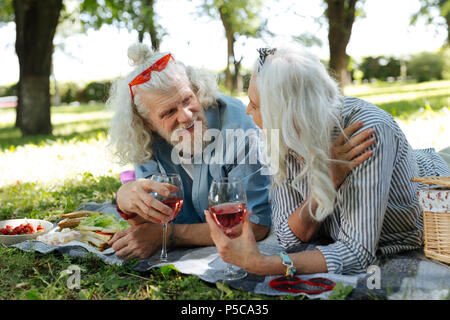 Beau couple heureux d'avoir une conversation Banque D'Images