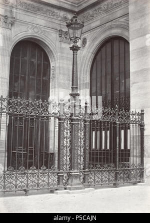 Palais de l'Industrie (porte principale). no 42. Anglais : lampe à quatre côtés avec décoratif poster incorporés dans décoratif clôture. 1878. N/A 327 Charles Marville, Palais de l'Industrie, de la porte principale, 1878 Banque D'Images