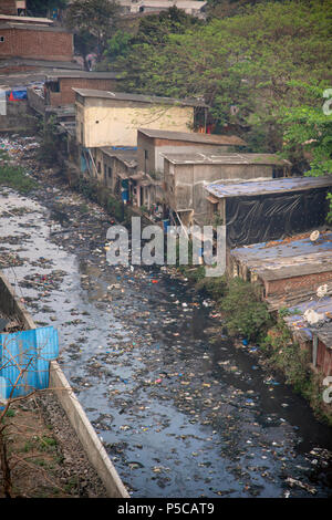 Bidonville montrant abris et l'eau polluée, Thane, Maharashtra, Inde Banque D'Images