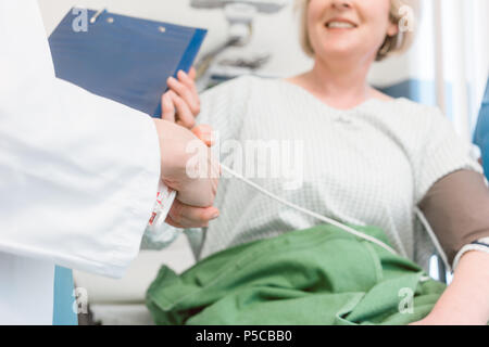 Doctor shaking hands de la récupération du patient après l'opération Banque D'Images