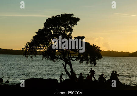 Coucher de soleil avec des silhouettes de personnes à Chidiya Tapu, Port Blair, Andaman et Nicobar, Inde Banque D'Images