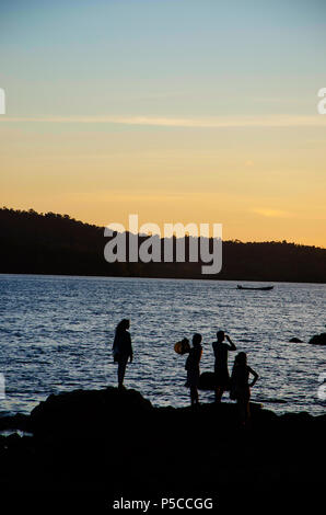 Coucher de soleil avec des silhouettes de personnes à Chidiya Tapu, Port Blair, Andaman et Nicobar, Inde Banque D'Images