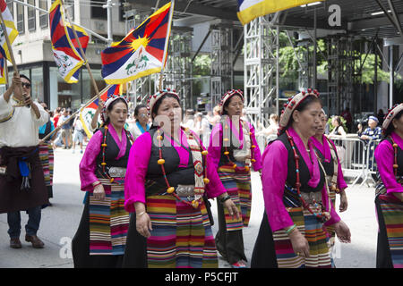 Les tibétains en mars dans les immigrants internationaux le long de la 6e Avenue à New York. Banque D'Images