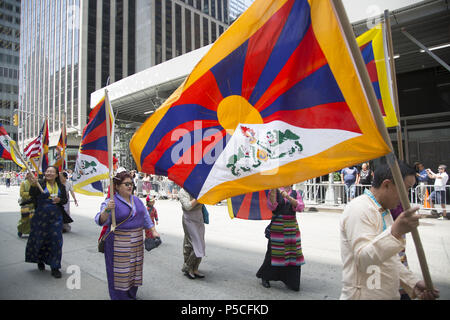 Les tibétains en mars dans les immigrants internationaux le long de la 6e Avenue à New York. Banque D'Images