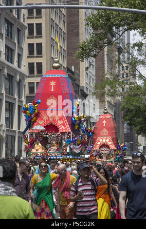 Des milliers de personnes remplir 5e Avenue à Manhattan pour le 'Festival des chars.' 'Ratha-Yatra, ou le Festival des chars, est un événement célébré depuis des milliers d'années dans la ville sainte de Catherine Berdonneau Puri, et plus récemment par les dévots Hare Krishna dans les villes à travers le monde. Banque D'Images