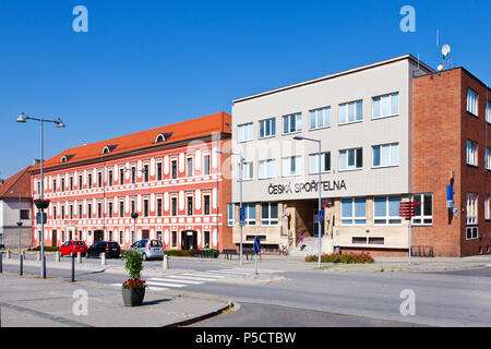 Starý zámek une funkcionalistická spořitelny budova, město, Zlínský kraj Napajedla, Česká republika / Vieux château Napajedla, ville, région de Zlin, au sud Mor Banque D'Images