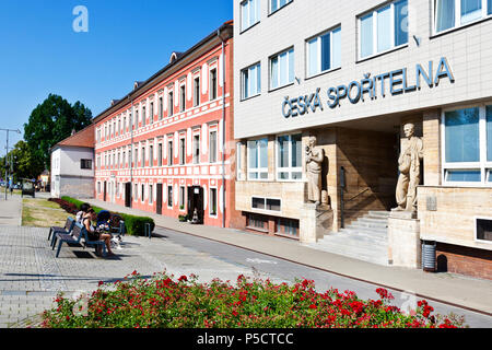 Starý zámek une funkcionalistická spořitelny budova, město, Zlínský kraj Napajedla, Česká republika / Vieux château Napajedla, ville, région de Zlin, au sud Mor Banque D'Images