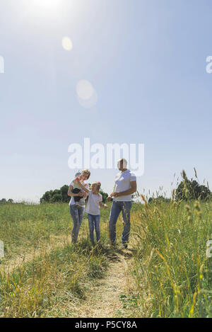 Balades en famille dans le domaine. Famille avec des bulles de savon. Une famille avec deux enfants. Une véritable famille. Banque D'Images