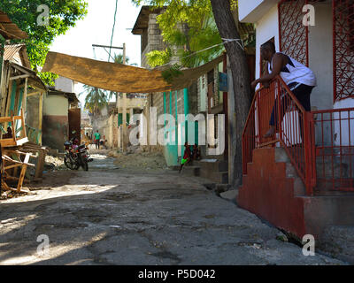 PORT-AU-PRINCE, RÉPUBLIQUE D'HAÏTI - 17 décembre 2017 : Standard avec la rue tôt le matin dans la ville Port au Prince Banque D'Images