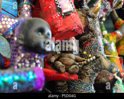 Marché du fer sur voodoo figurines dans le centre de la capitale Haïti Banque D'Images