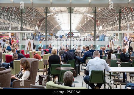 Caffe Ritazza dans la gare de Paddington, Londres. Banque D'Images