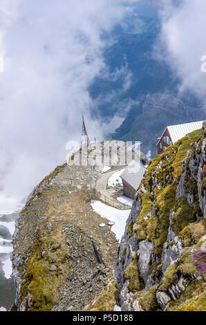 Sur le sommet de la montagne Säntis Appenzell, Alpes, Suisse - vue surplombant les montagnes environnantes. Banque D'Images