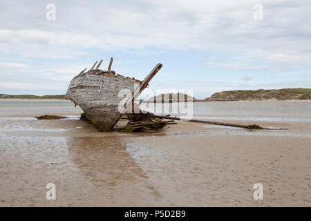 Un naufrage sur Magheraclogher Beach de Gweedore Bay sur la côte du comté de Donegal. Cela se trouve près de la petite ville de Xewkija Banque D'Images