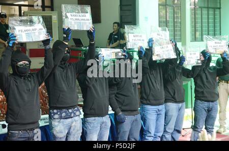 Quezon City, Philippines. 26 Juin, 2018. 'Kulas' reçu P72,000 après qu'il a fourni les renseignements qui ont mené à l'arrestation de deux suspects de drogues et à la saisie de 35 948,83 grammes de marijuana au cours d'une opération d'interdiction le long de Raad, Barangay dalawa Provincial, Alilem, Ilocos Sur le 16 mars 2017. Crédit : Robert Oswald Alfiler/Pacific Press/Alamy Live News Banque D'Images