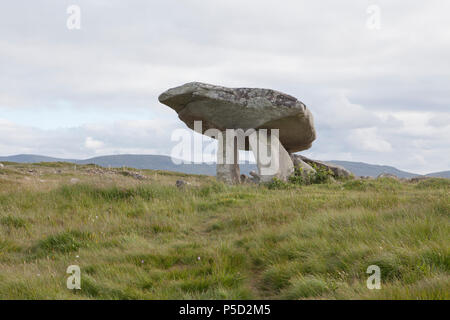 Le Néolithique Kilclooney Dolmen ou portail tombe près du comté de Donegal Ardara Banque D'Images