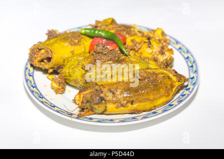 La nourriture indienne épicée préparée avec Pointed gourde farcies de poisson communément appelé Potol dorma. Un traditionnel Bengali cuisine indienne. Banque D'Images