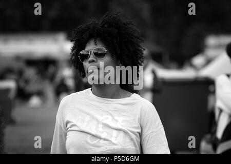 L'image monochrome candide d'une belle noire avec des cheveux bouclés à danser à l'Afrique 2018 Oye music festival à Sefton Park, Liverpool. Banque D'Images