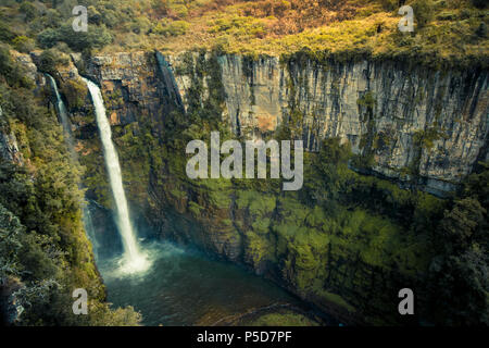 Mac Mac Falls Canyon dans le Mpumalanga Afrique du Sud, avec la lumière du soleil jaune doux et rêveur Banque D'Images